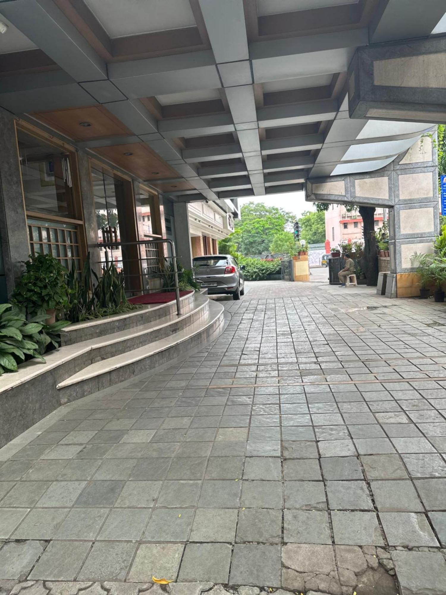 Hotel Ashirwad Пуна Экстерьер фото