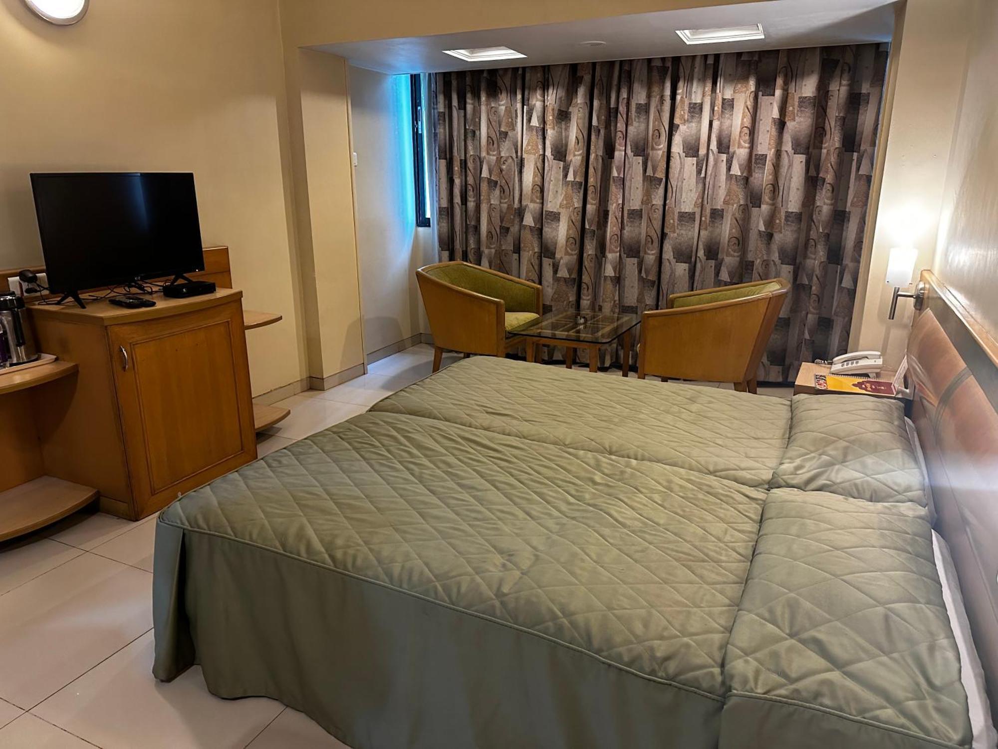Hotel Ashirwad Пуна Экстерьер фото