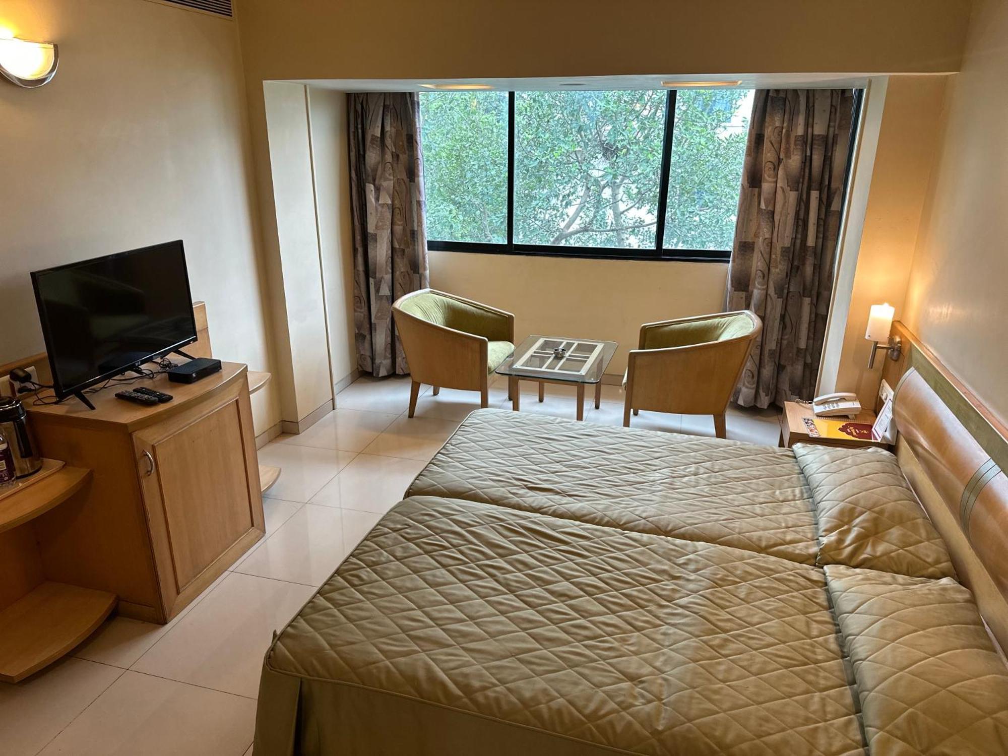 Hotel Ashirwad Пуна Экстерьер фото
