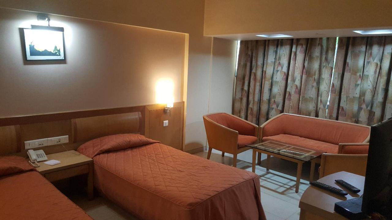 Hotel Ashirwad Пуна Экстерьер фото