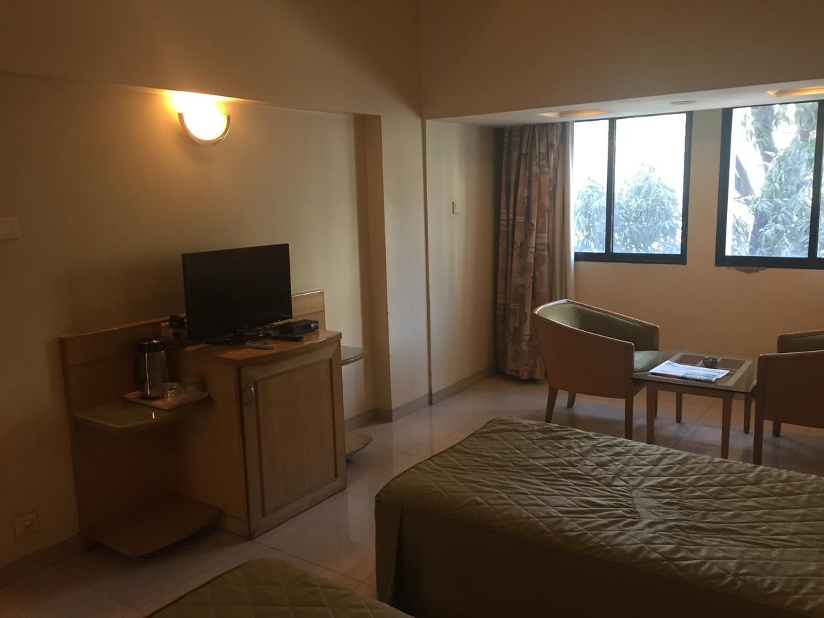 Hotel Ashirwad Пуна Экстерьер фото
